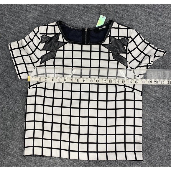 DO + BE Sz S Grid Print / Vinyl Back Top Short Sleeve Blouse NWT - Picture 9 of 11